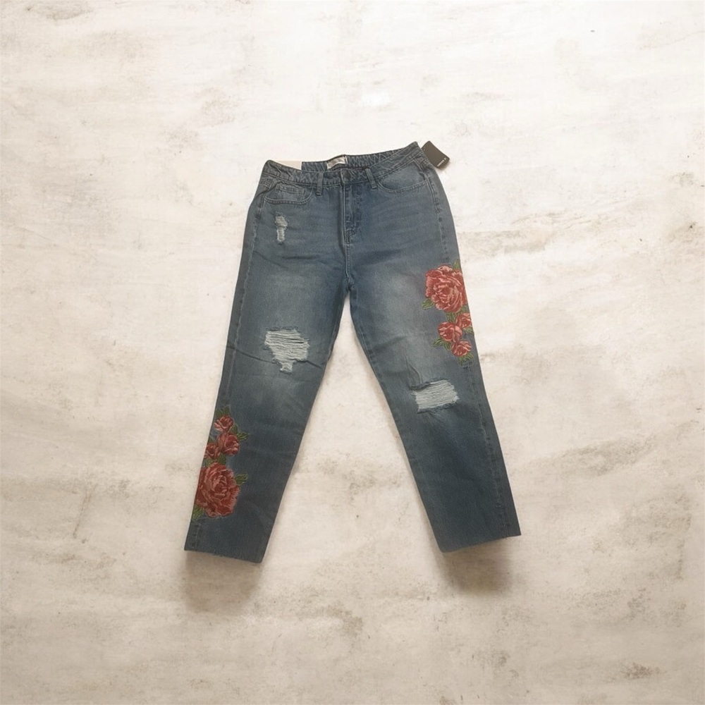 🔥2/$20🔥Cello Blue Floral Embroidered Cropped Jeans
